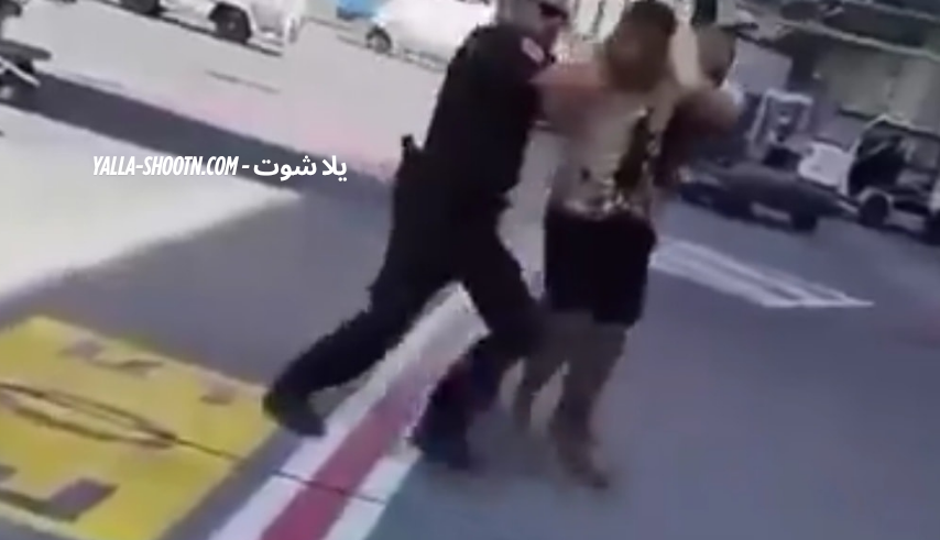فيديو متداول يكشف إعتقال يوسف بلايلي في مطار شارل ديغول بفرنسا لأسباب لم تتضح بعد.